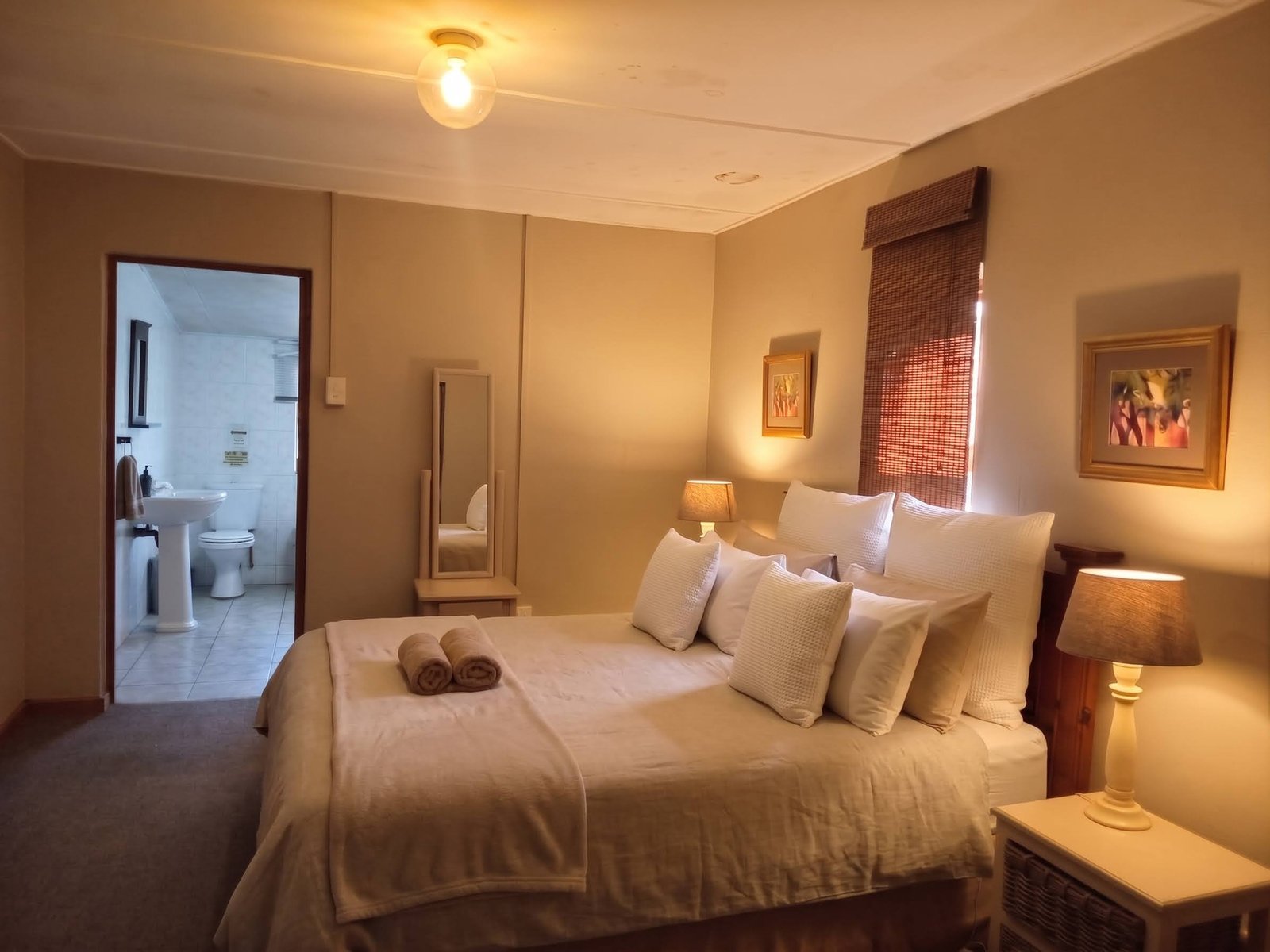 The en-suite queen bedroom at Hoopoe