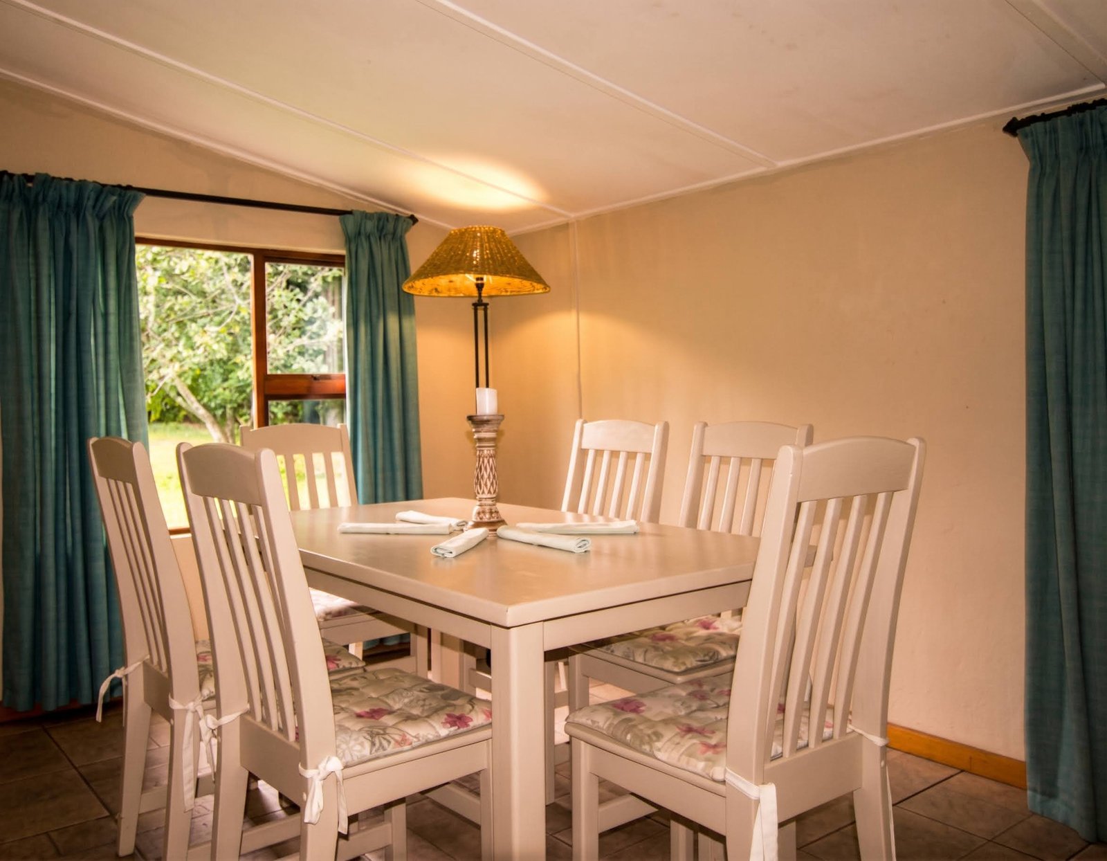 The open-plan dining area at Hoopoe